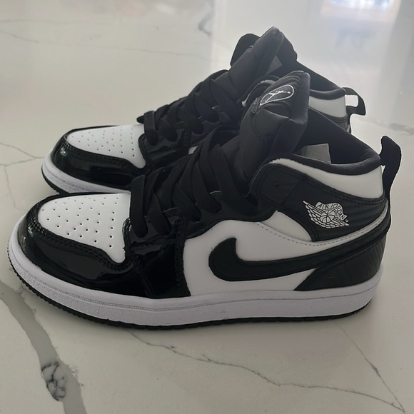 Nike Jordans 1 mid black and white patent leather - Picture 2 of 5